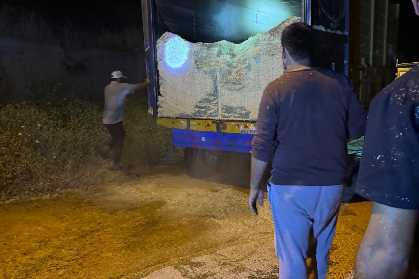 Mardin’de biçerdöverden çıkan kıvılcımların yol açtığı yangında 4 ton saman zarar gördü