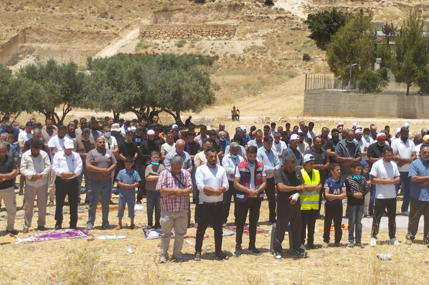 مئات الفلسطينيين يؤدون الصلاة في أراضٍ مهددة بالمصادرة في الخليل تأكيدًا لتمسكهم بها