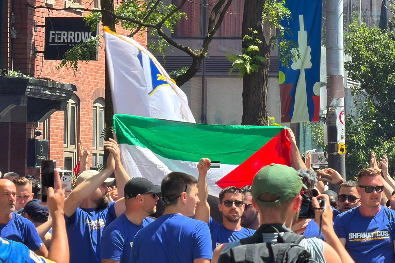 جماهير البوسنة ترفع شعارات داعمة لفلسطين قبيل المباراة الافتتاحية في كأس العالم