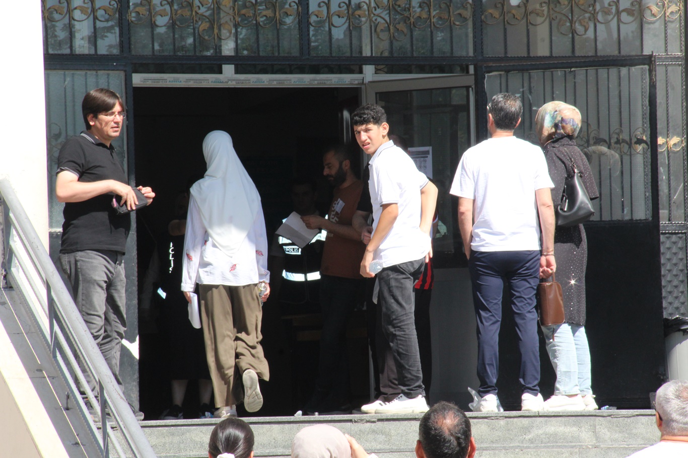 LGS heyecanı Batman'da yaşandı: Veliler umutla bekledi, çocukları için dua etti