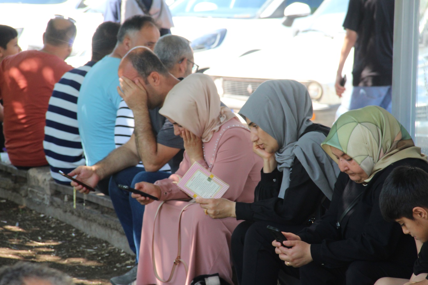 LGS heyecanı Batman'da yaşandı: Veliler umutla bekledi, çocukları için dua etti