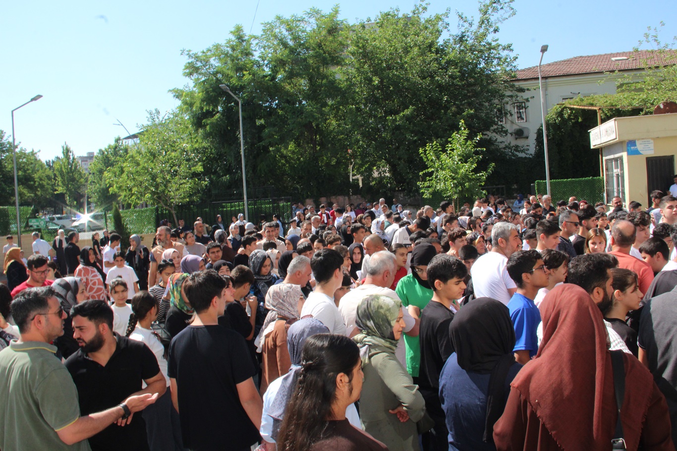 LGS heyecanı Batman'da yaşandı: Veliler umutla bekledi, çocukları için dua etti