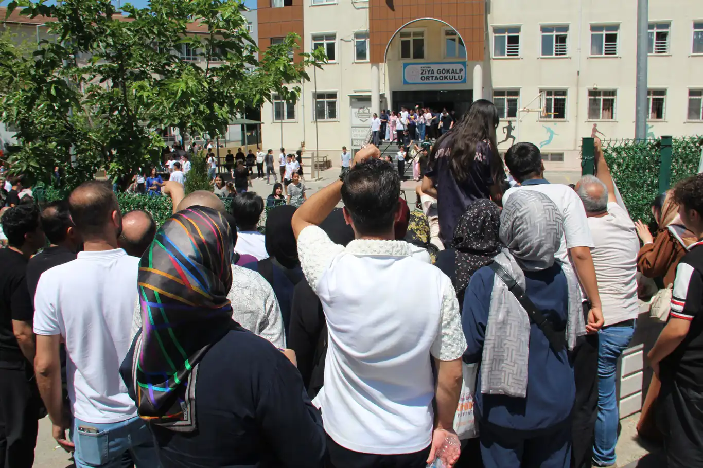 LGS heyecanı Batman'da yaşandı: Veliler umutla bekledi, çocukları için dua etti