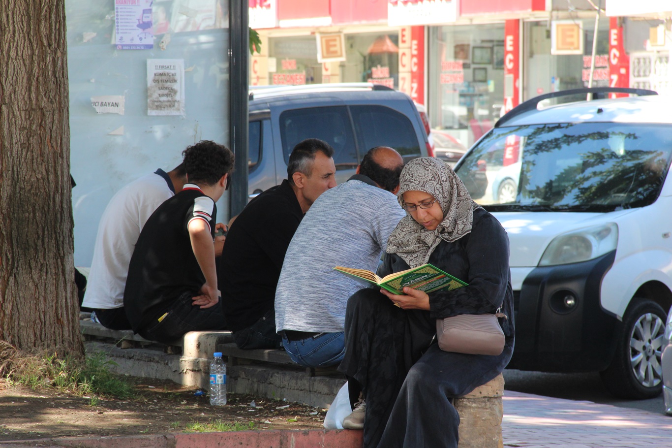 LGS heyecanı Batman'da yaşandı: Veliler umutla bekledi, çocukları için dua etti