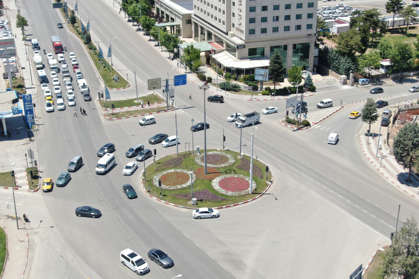 Malatya'da parklar ve kavşaklar çiçeklerle süslendi 