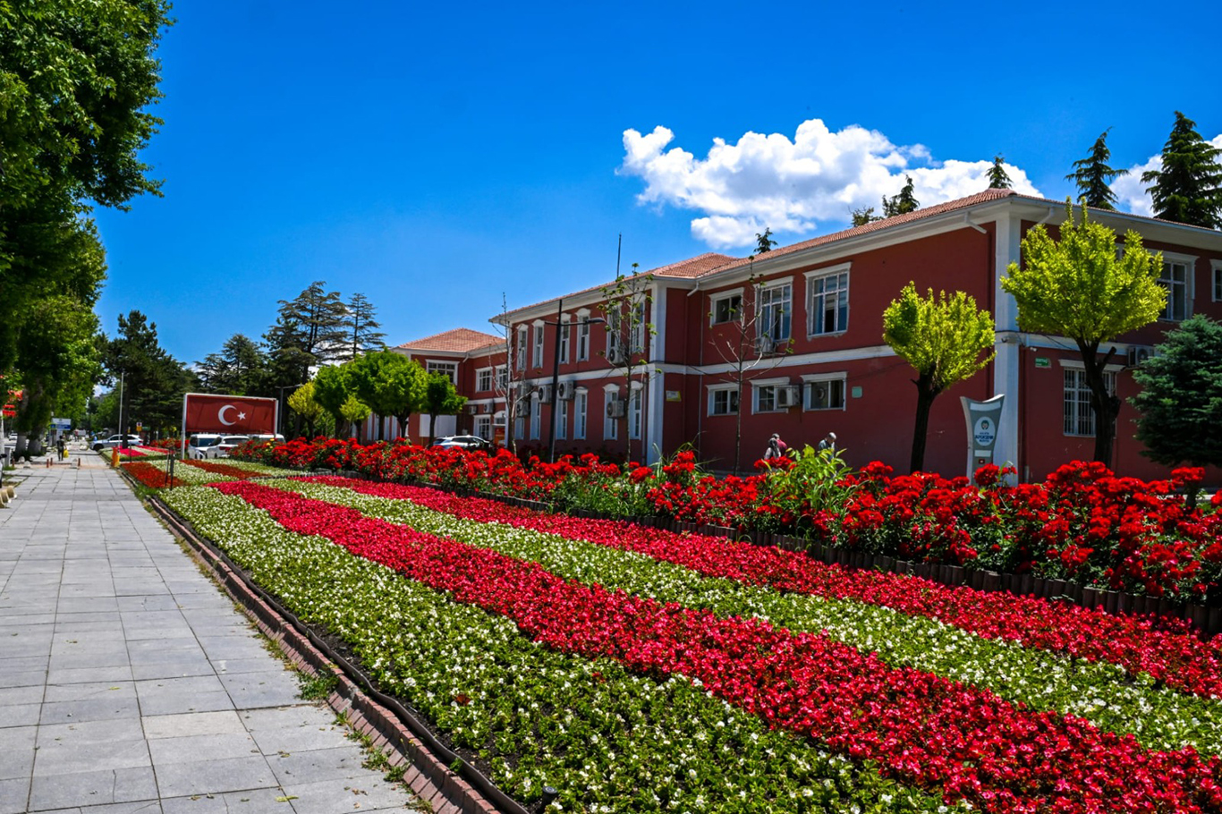 Malatya'da parklar ve kavşaklar çiçeklerle süslendi 