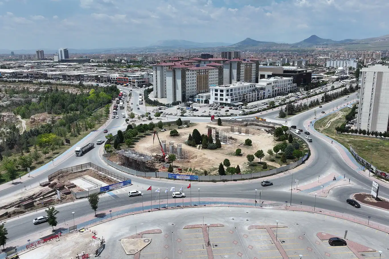 Konya’da tramvay üst geçidi çalışmaları sürüyor