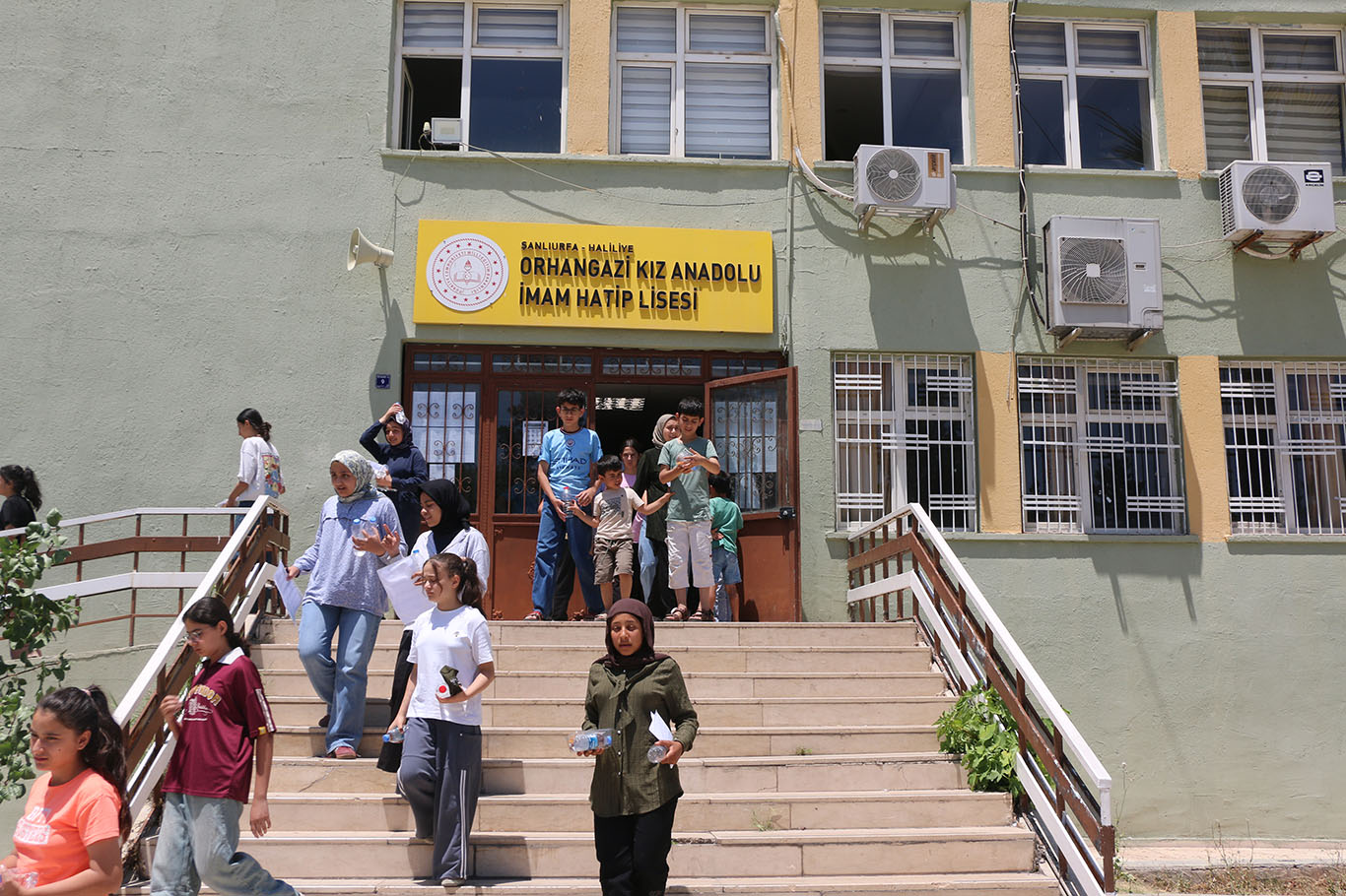 Şanlıurfa’da LGS heyecanı: Öğrenciler içeride, veliler dışarıda ter döktü