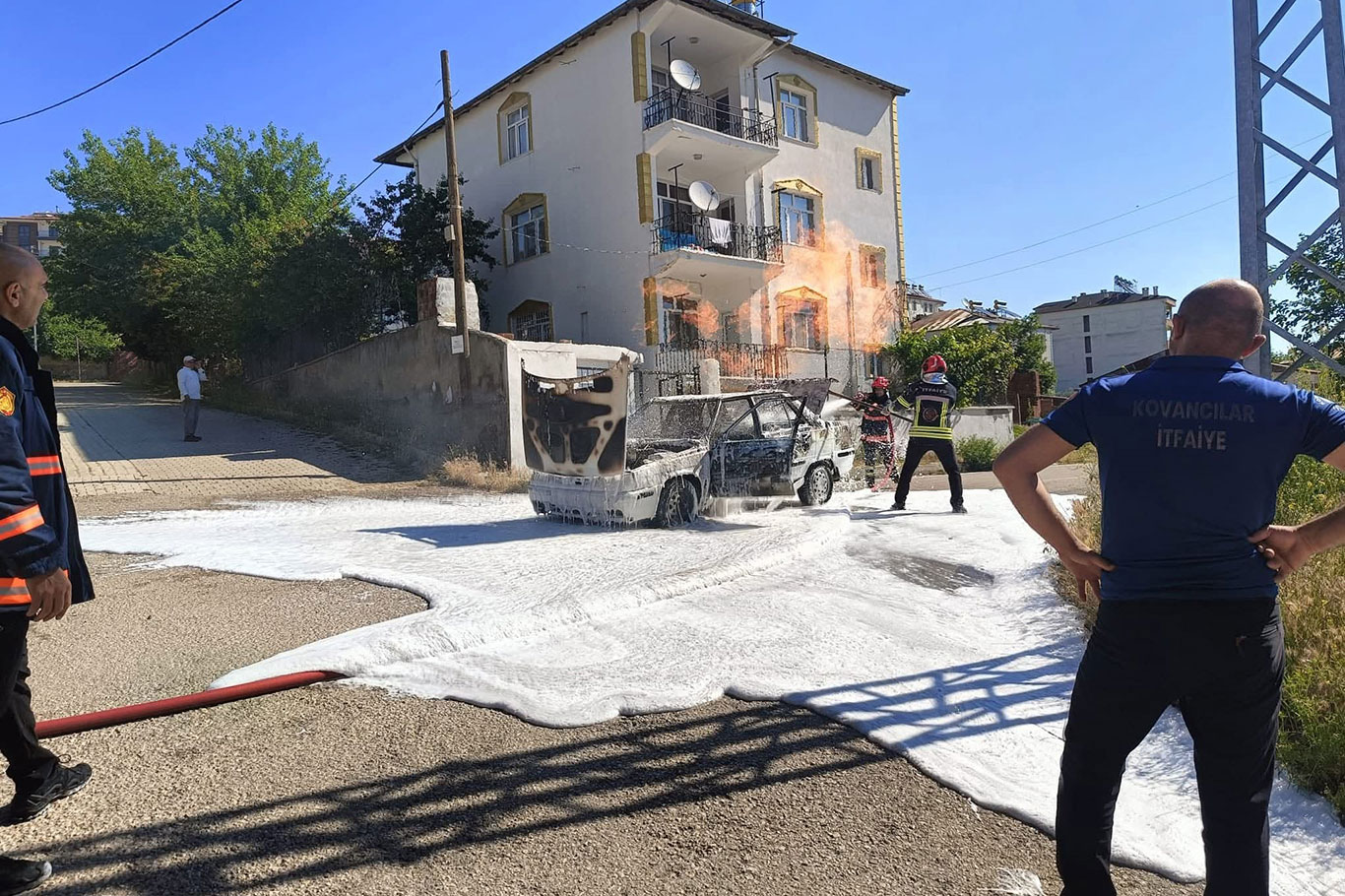 Elazığ'da seyir halindeki otomobil alev alev yandı