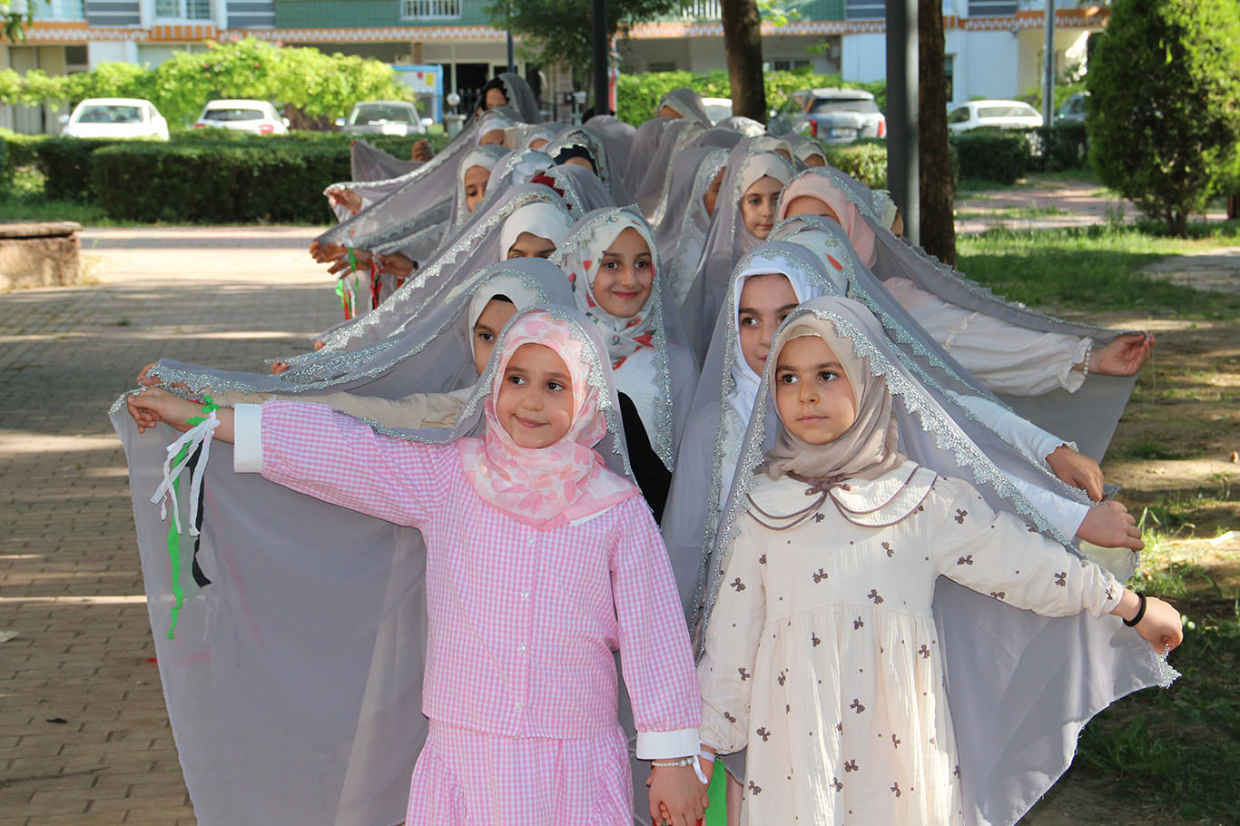 Batman'da anlamlı buluşma: Yüzlerce genç kız tesettüre girdi
