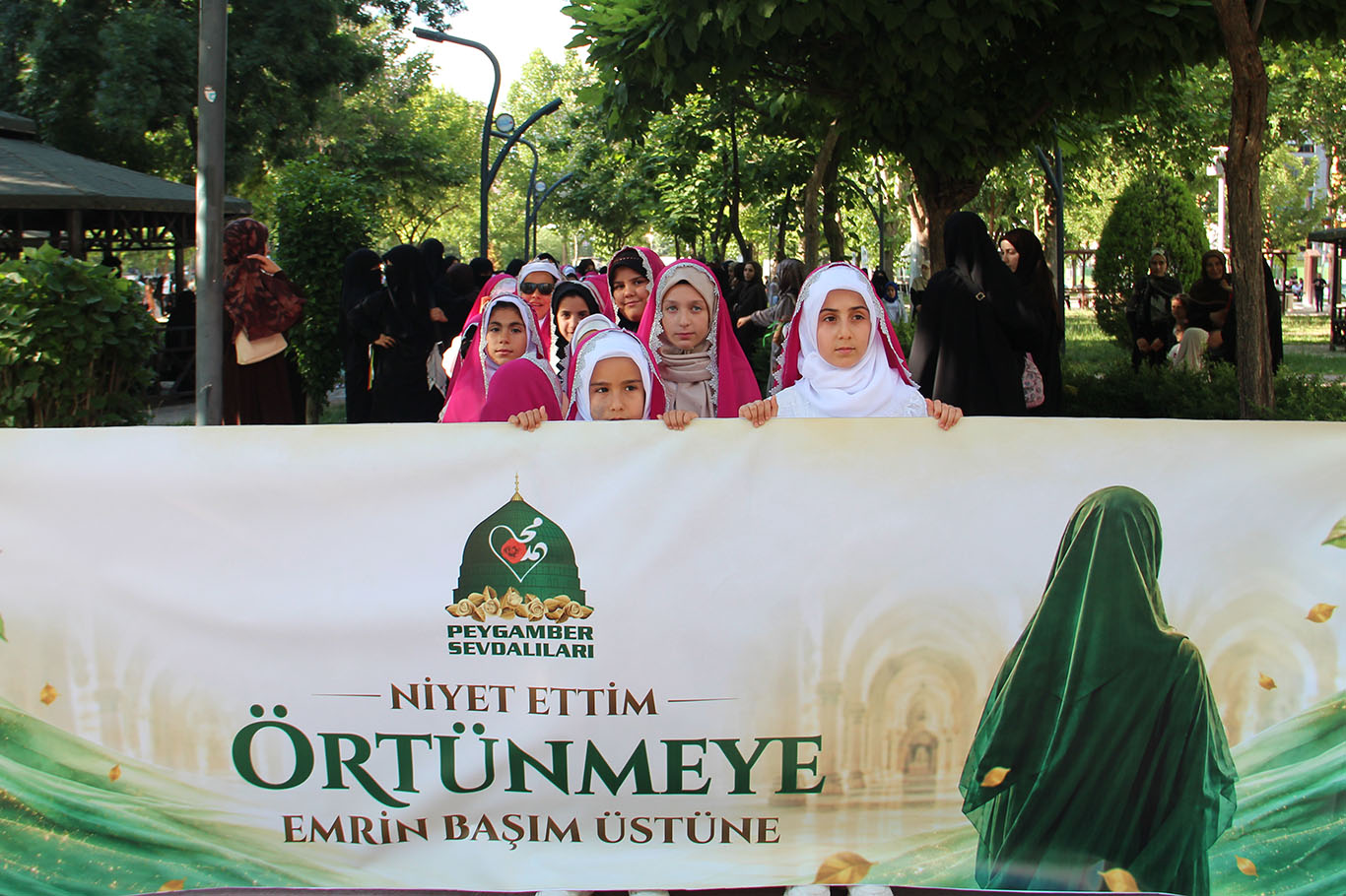گردبوونەوەیەکی مانادار لە باتمان: سەدان کچی گەنج حیجابیان لەبەر کرد
