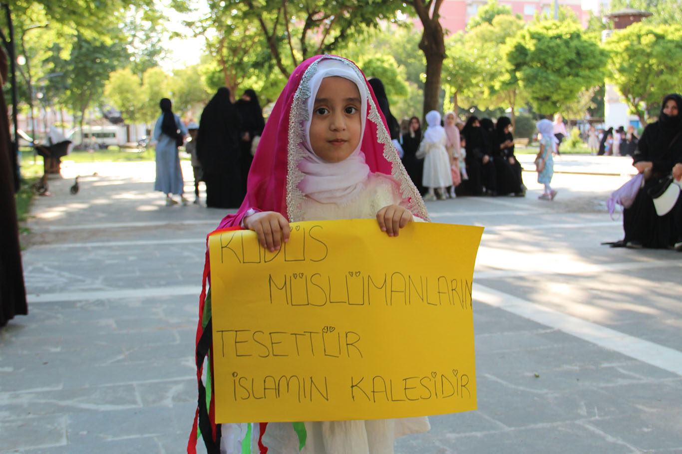 گردبوونەوەیەکی مانادار لە باتمان: سەدان کچی گەنج حیجابیان لەبەر کرد