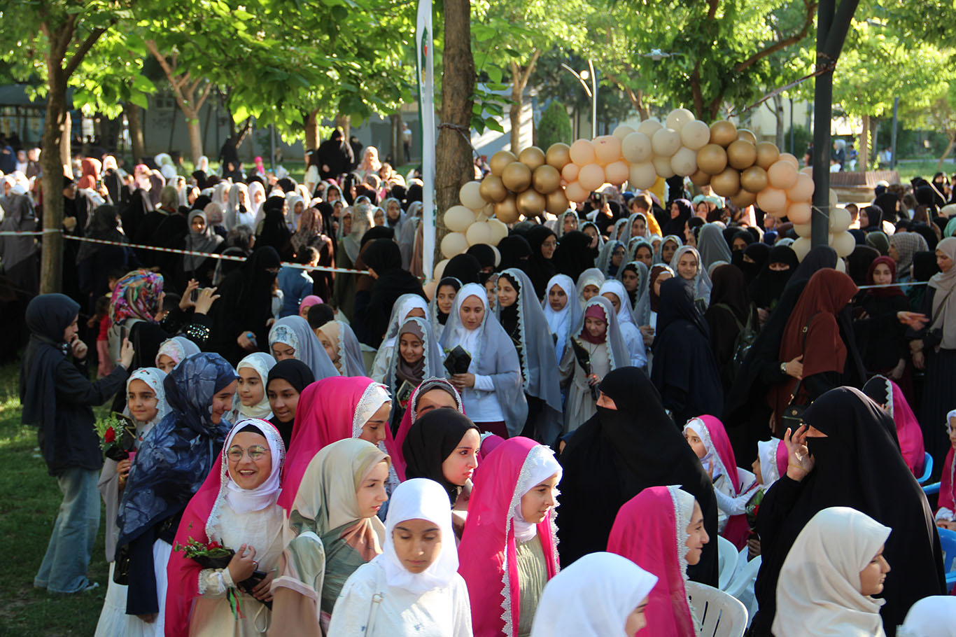 گردبوونەوەیەکی مانادار لە باتمان: سەدان کچی گەنج حیجابیان لەبەر کرد