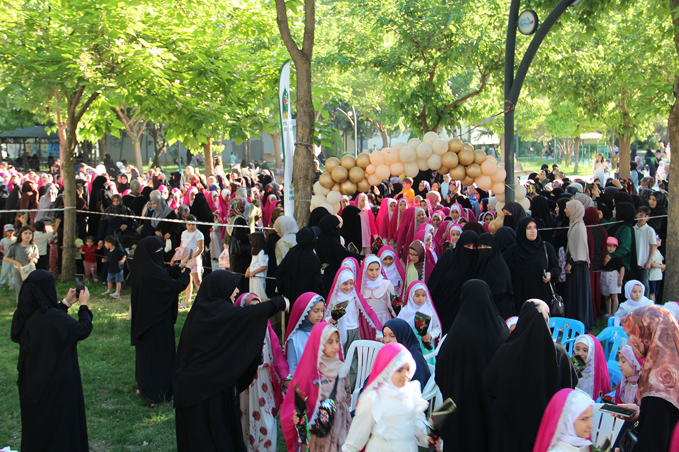 گردبوونەوەیەکی مانادار لە باتمان: سەدان کچی گەنج حیجابیان لەبەر کرد