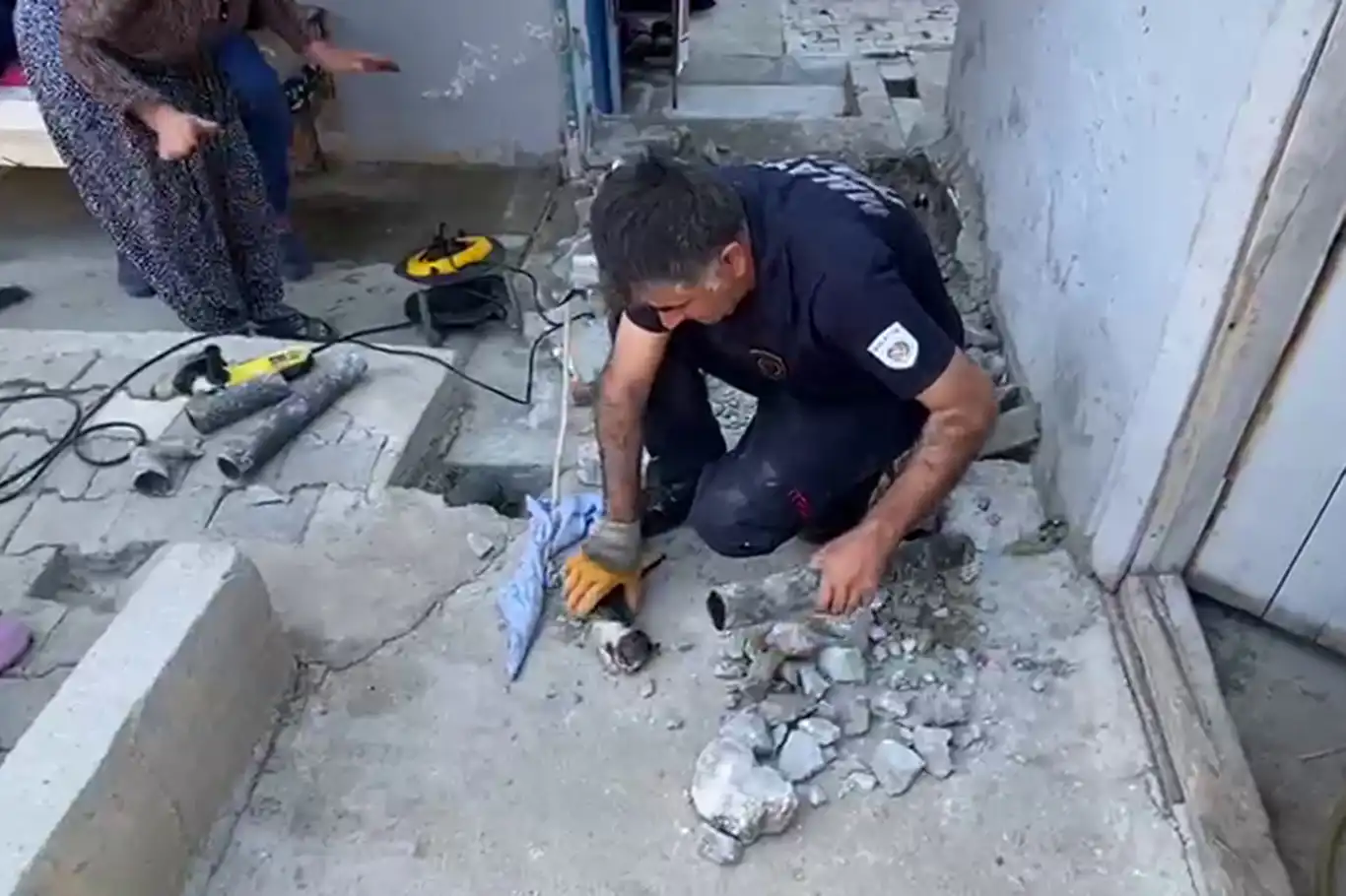 Su tahliye borusunda mahsur kalan yavru kedi kurtarıldı