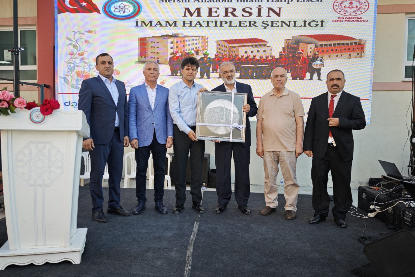 Mersin'de imam hatip öğrencilerinin hazırladığı eserler sergilendi