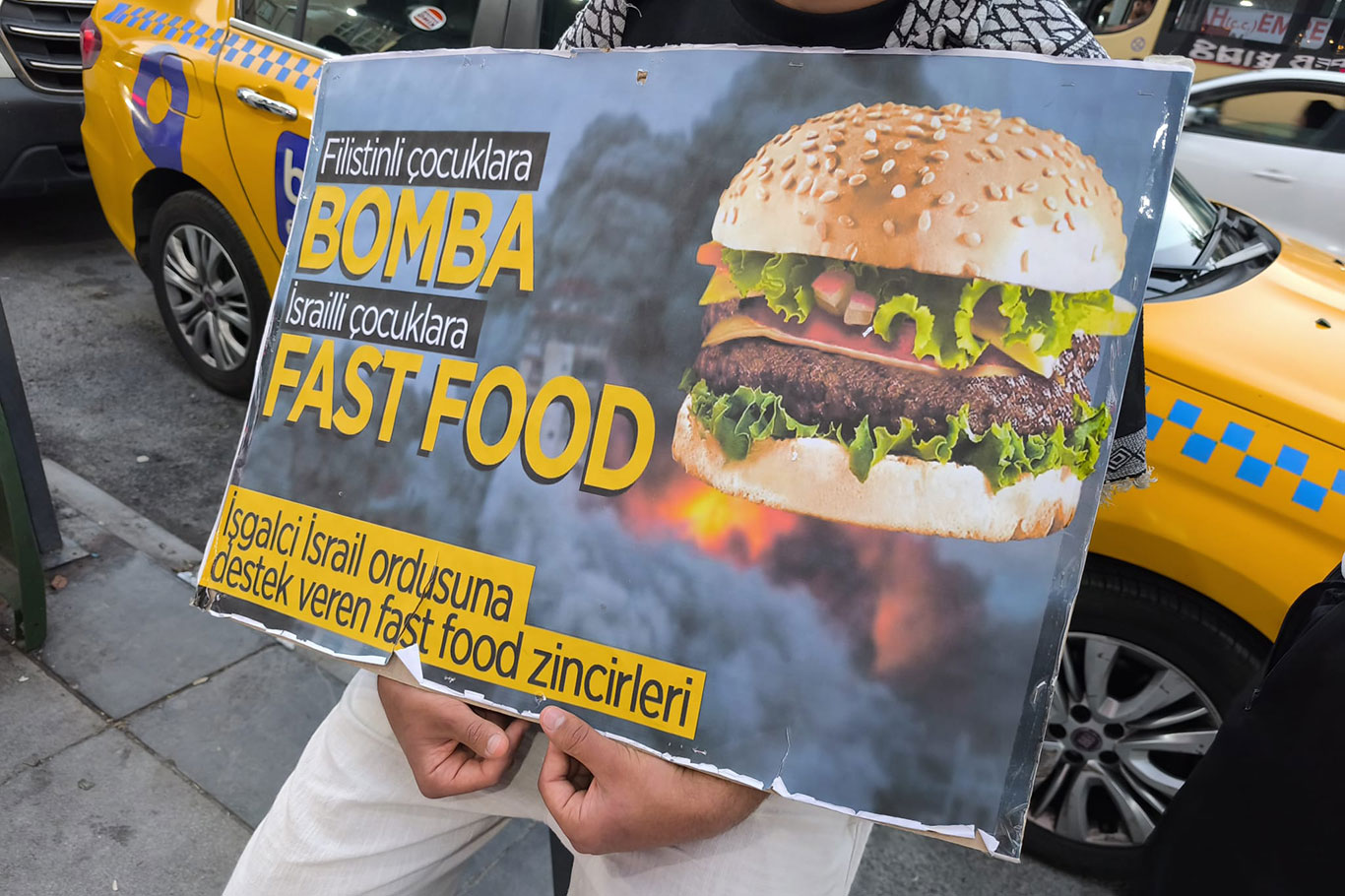Burger King önünde protesto