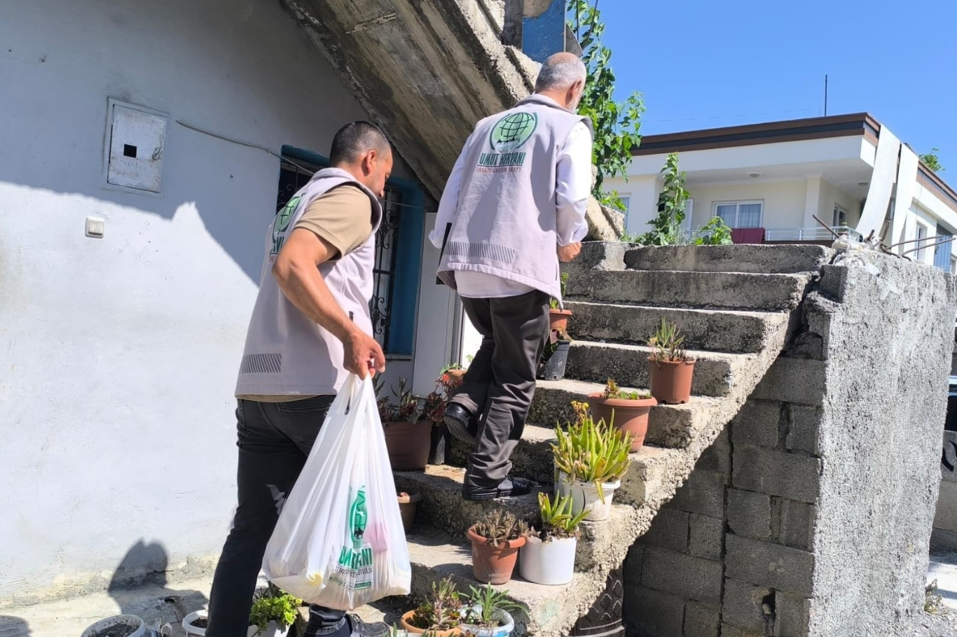 Tarsus Umut Kervanı'ndan ihtiyaç sahibi ailelere gıda yardımı