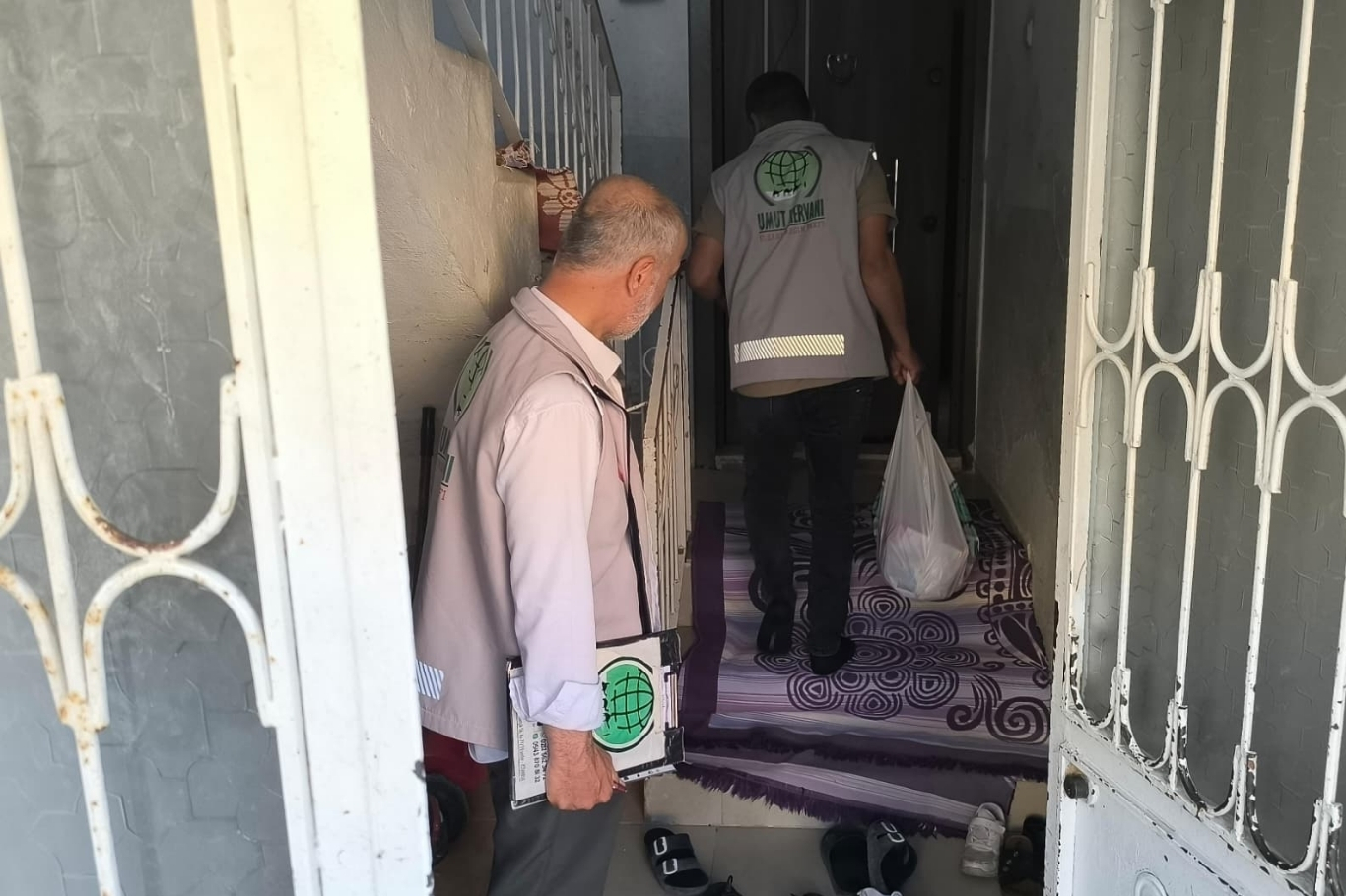 Tarsus Umut Kervanı'ndan ihtiyaç sahibi ailelere gıda yardımı