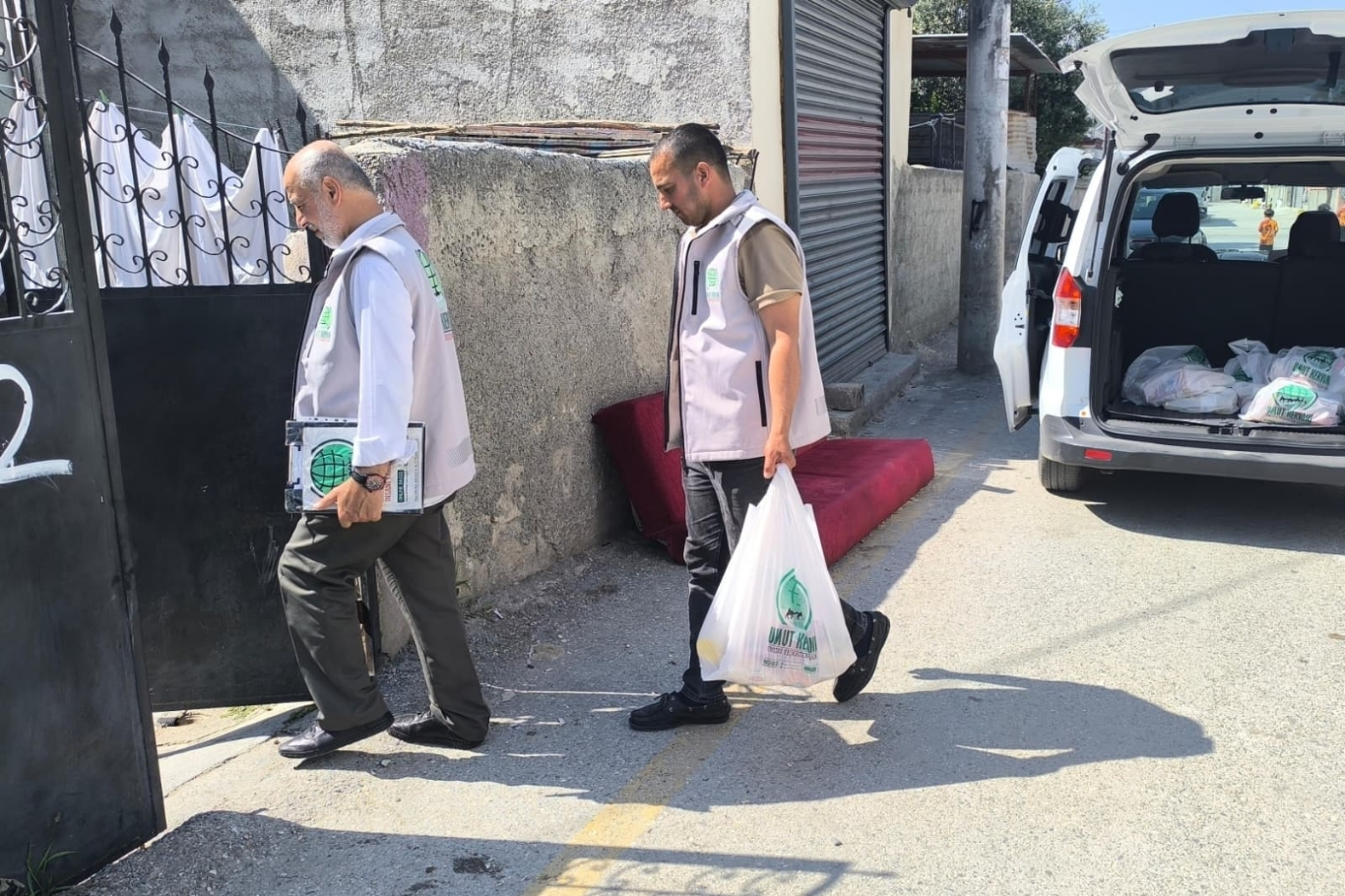 Tarsus Umut Kervanı'ndan ihtiyaç sahibi ailelere gıda yardımı