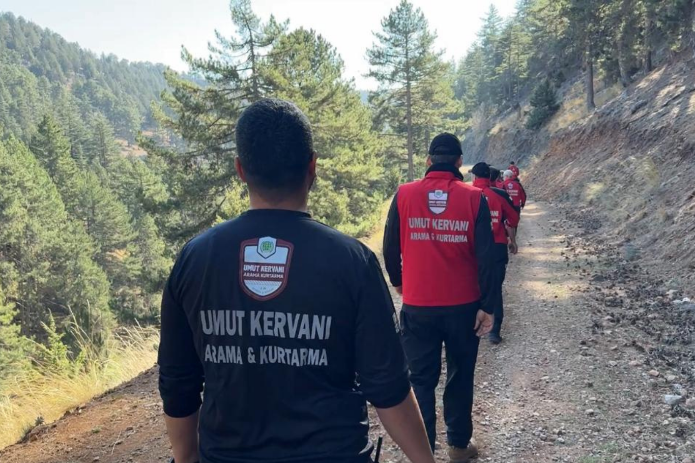 Adana Umut Kervanı Arama Kurtarma ekibi, Mersin’in Karboğazı mevkisinde düzenlenen 2 günlük kamp ve tatbikatta, zorlu şartlarda eğitim alıp kayıp vatandaş senaryosu üzerinde arama çalışması gerçekleştirdi.