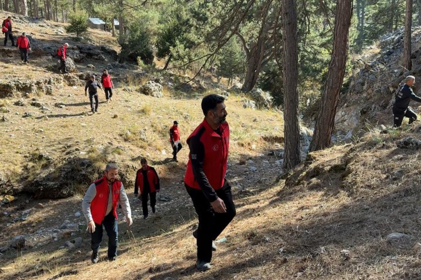 Adana Umut Kervanı Arama Kurtarma ekibi, Mersin’in Karboğazı mevkisinde düzenlenen 2 günlük kamp ve tatbikatta, zorlu şartlarda eğitim alıp kayıp vatandaş senaryosu üzerinde arama çalışması gerçekleştirdi.