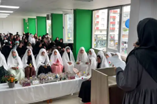 لە عەنتاب بەرنامەیەک بۆ ئەو کچانە بەڕێوەچوو کە حیجابیان لەبەر کردووە