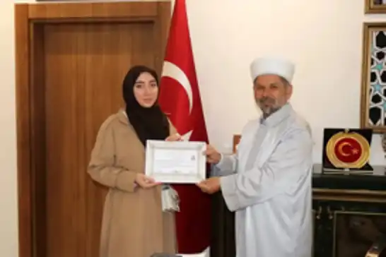 مواطنة روسية تعتنق الإسلام في ماردين وتختار اسم "زهراء" بعد إشهار إسلامها