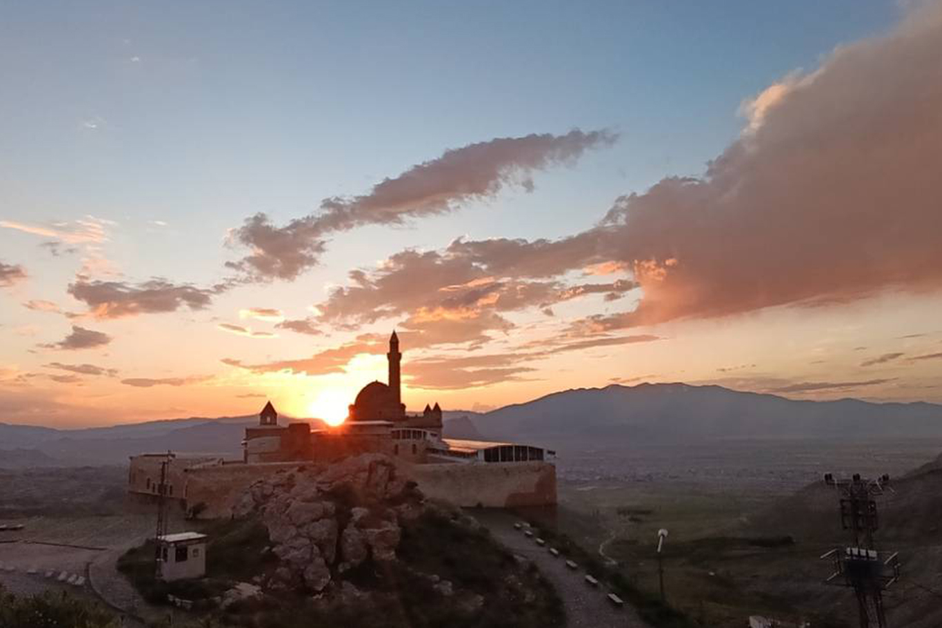 İshak Paşa Sarayı'nda gün batımı ve yağmur bir arada