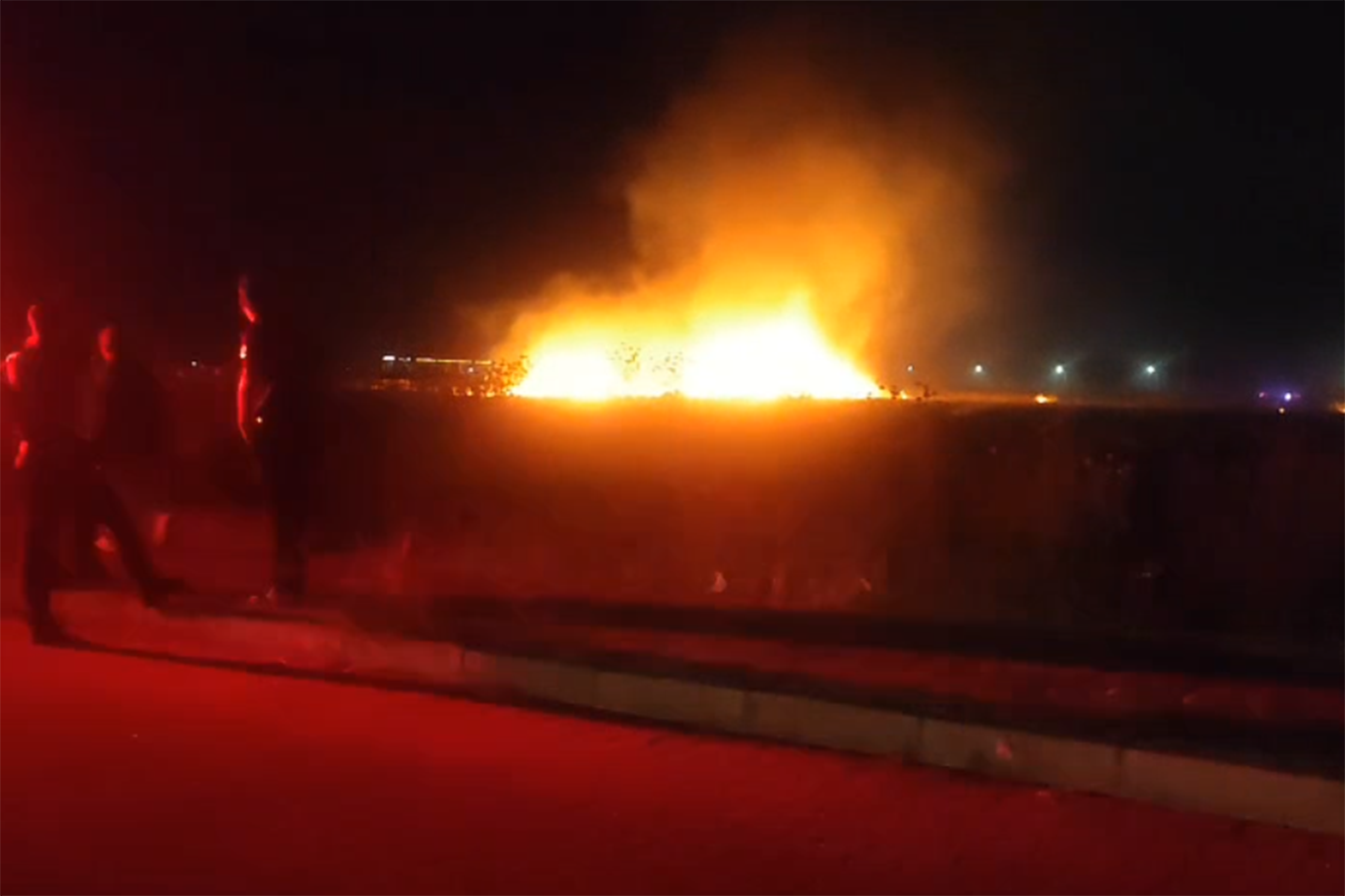 Diyarbakır’da havalimanı yakınındaki tarlada anız yangını