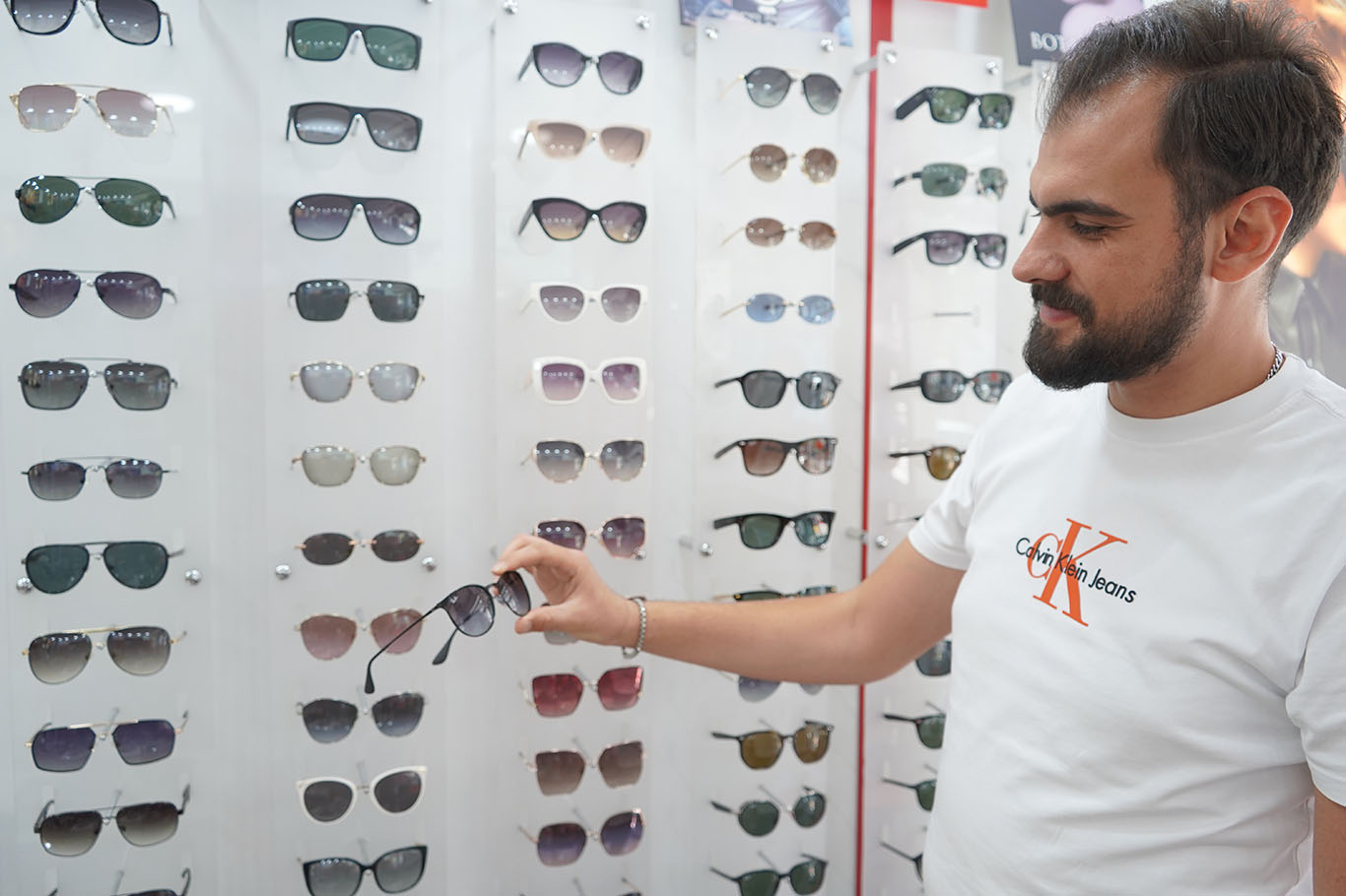 Optisyen Çakmak: Her siyah cam güneşten korumaz