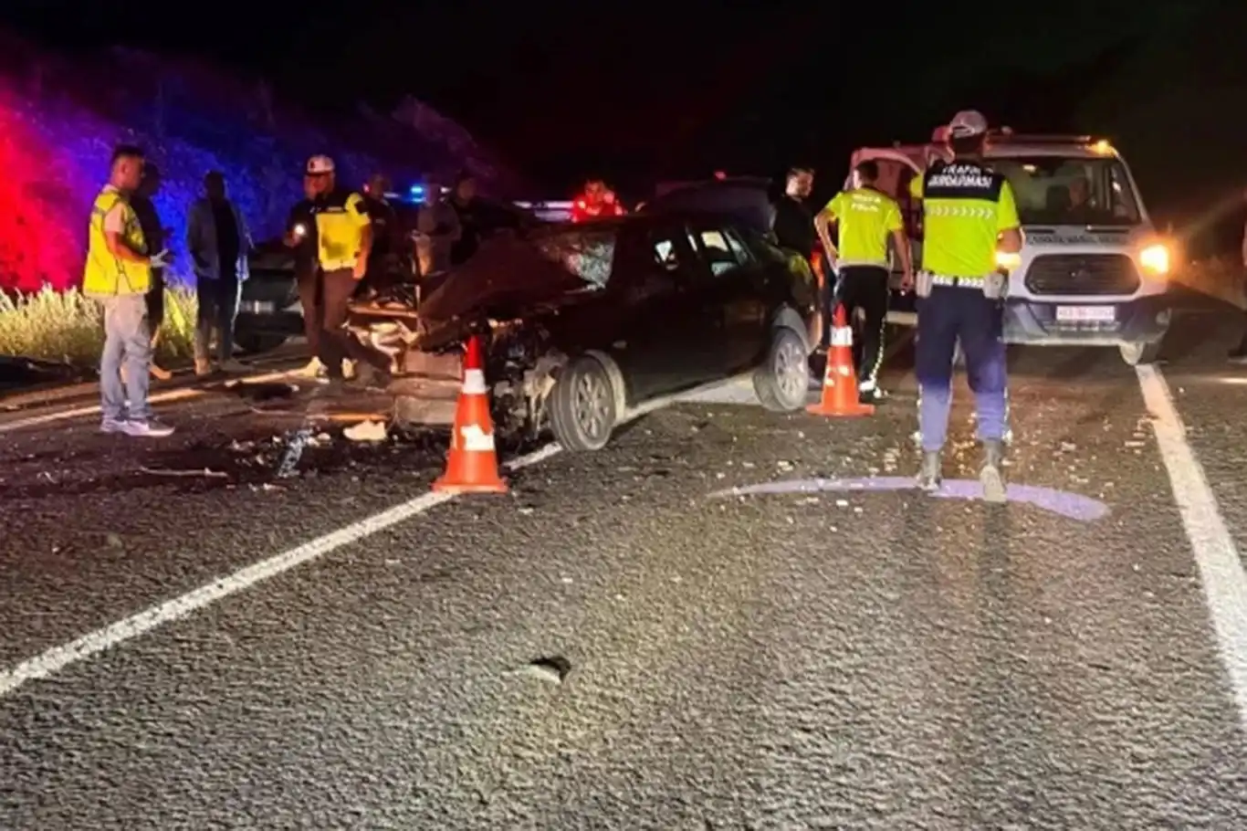 Şanlıurfa'da iki otomobil çarpıştı: 2 ölü, 6 yaralı