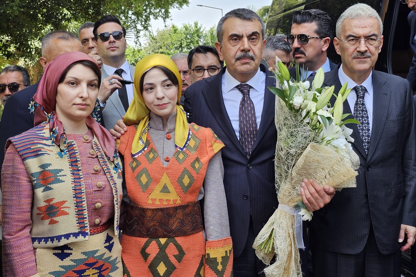 Milli Eğitim Bakanı Tekin: Sosyal medya gençleri milli ve manevi değerlerden uzaklaştırıyor