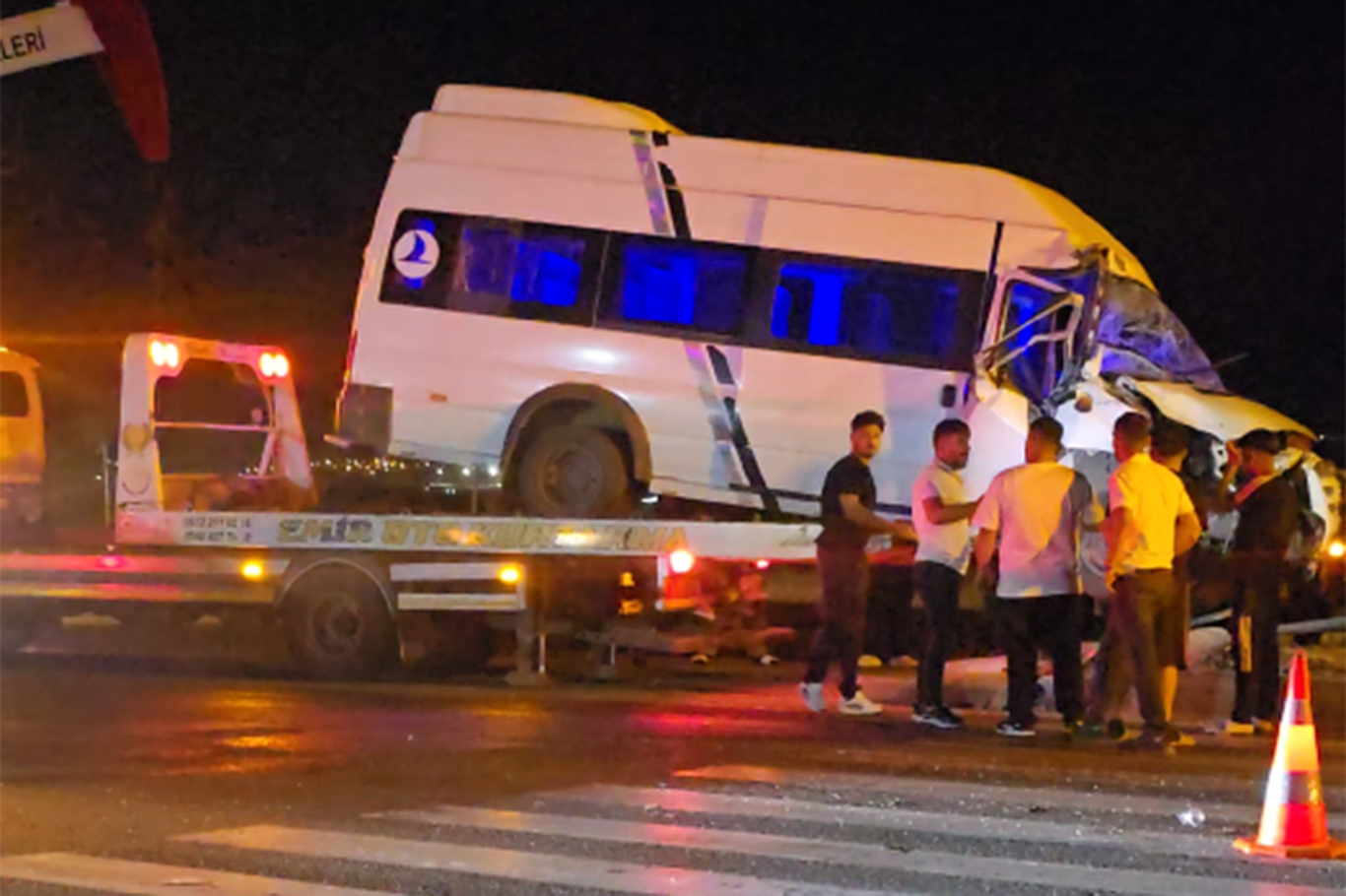 Minibüs ile çöp kamyonu çarpıştı