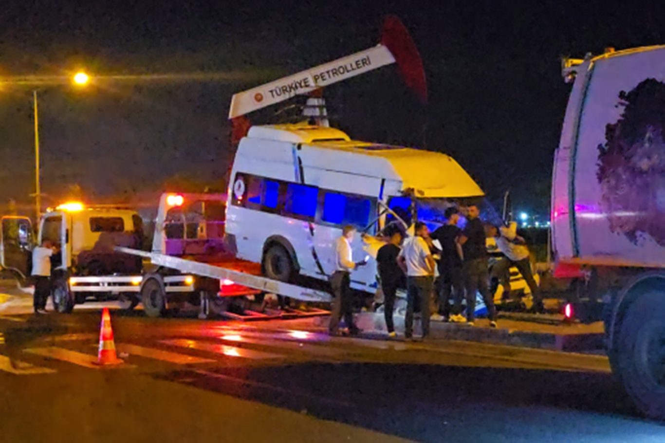 Minibüs ile çöp kamyonu çarpıştı