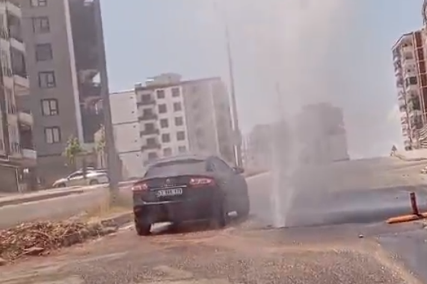 Batman'da su borusu patladı, tonlarca su boşa aktı