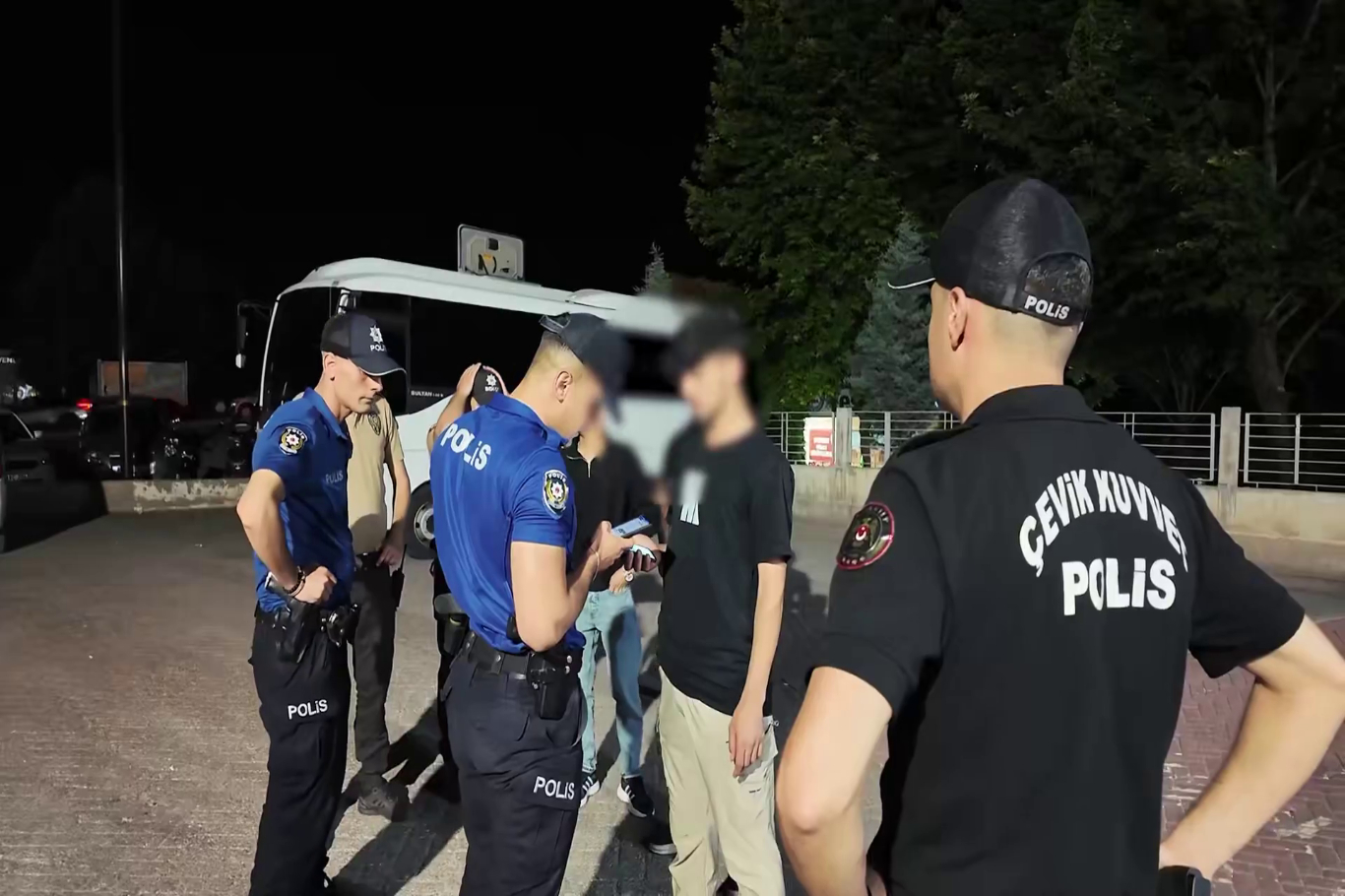 Gaziantep'te huzurlu parklar uygulaması: 2 aranan şahıs yakalandı