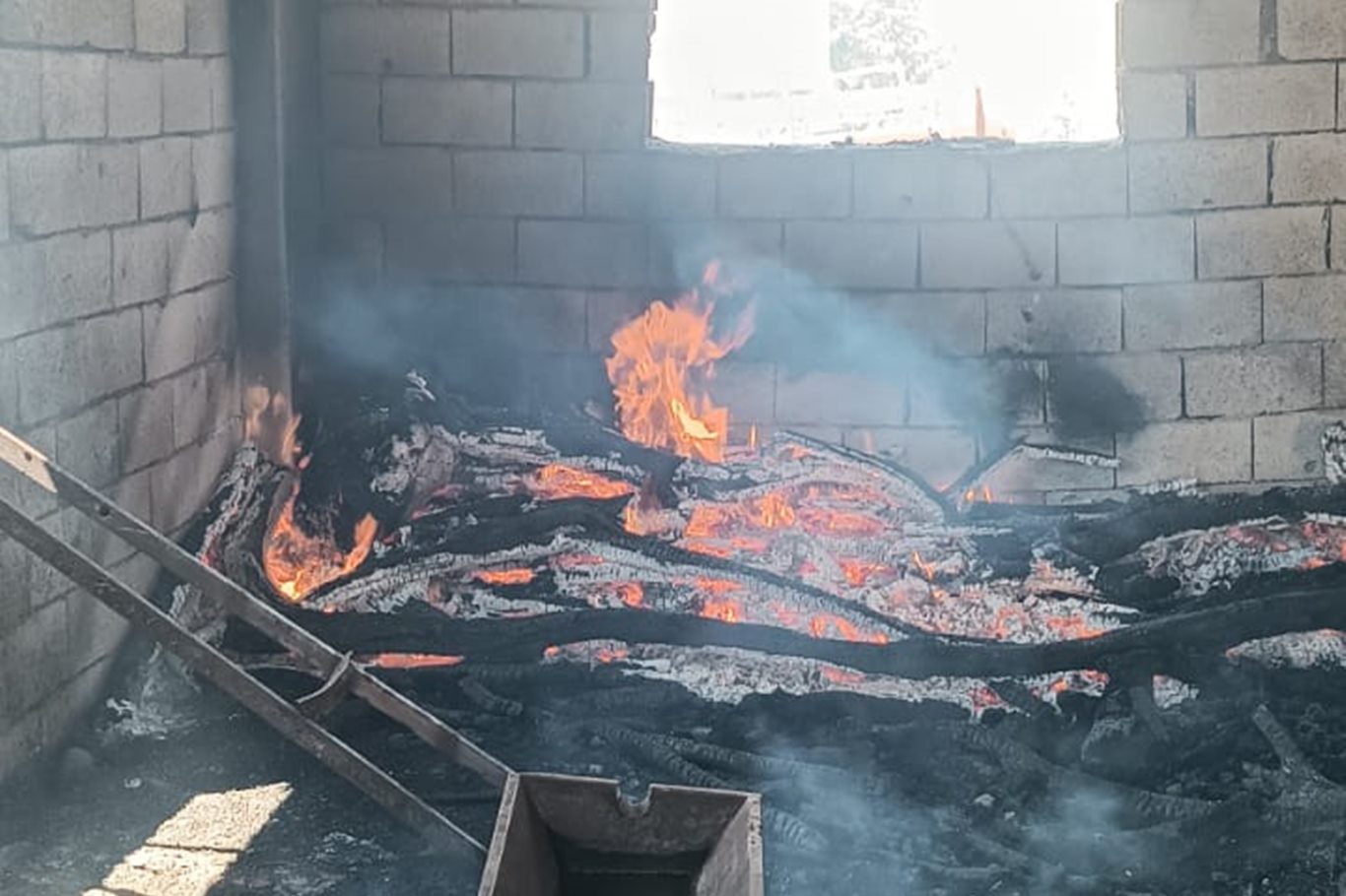 Siirt'te evin ahır olarak kullanılan bölümünde yangın çıktı