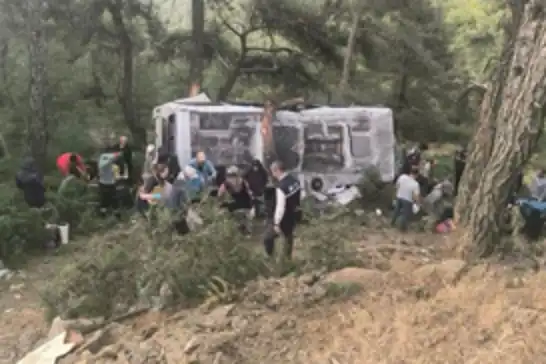 İzmir'de tarım işçilerini taşıyan servis şarampole devrildi: 22 yaralı