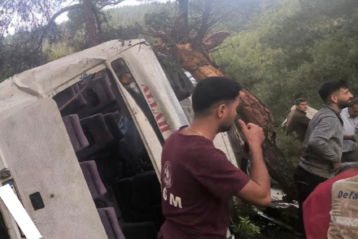Bayındır'da tarım işçilerini taşıyan servis şarampole devrildi: 22 yaralı
