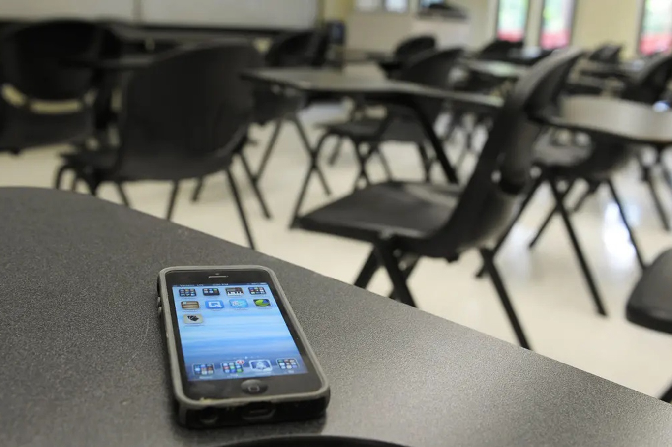 France expands school phone restrictions to include high school students