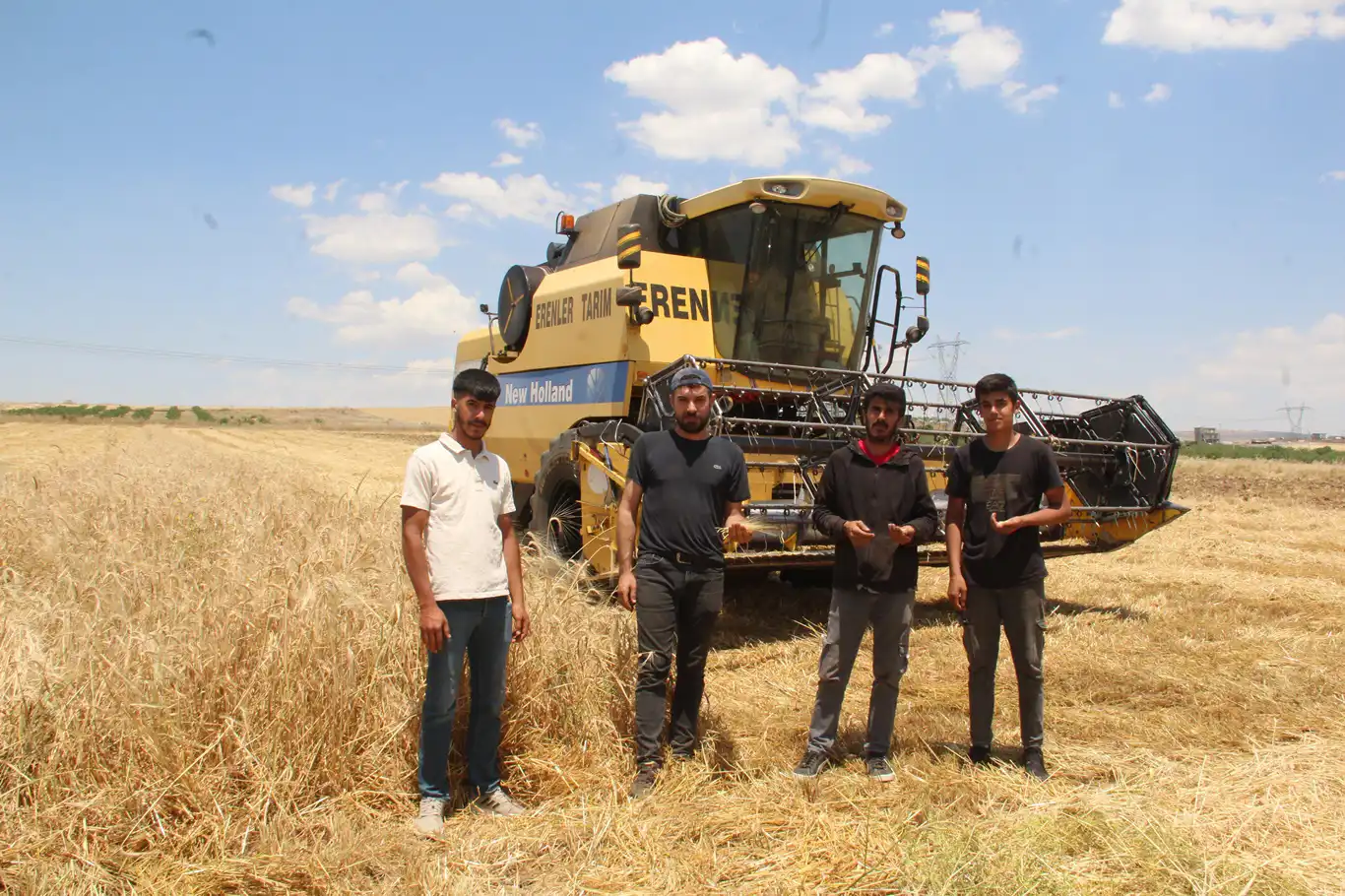 Arpa hasadına başlayan çiftçiler verimden memnun, maliyetlerden şikâyetçi