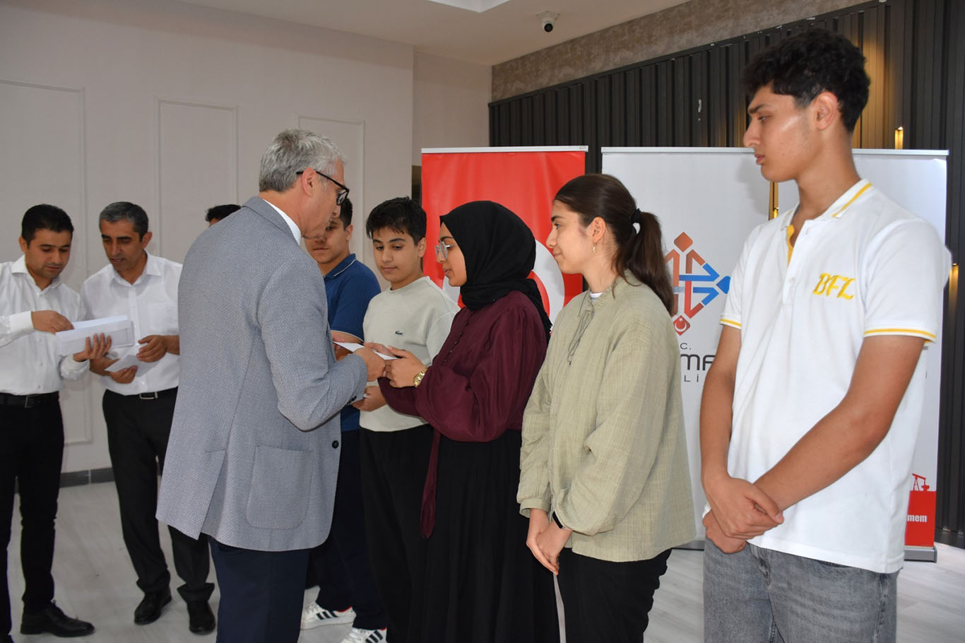 Din, ahlak ve değer yarışmalarında başarılı öğrenciler ödüllendirildi