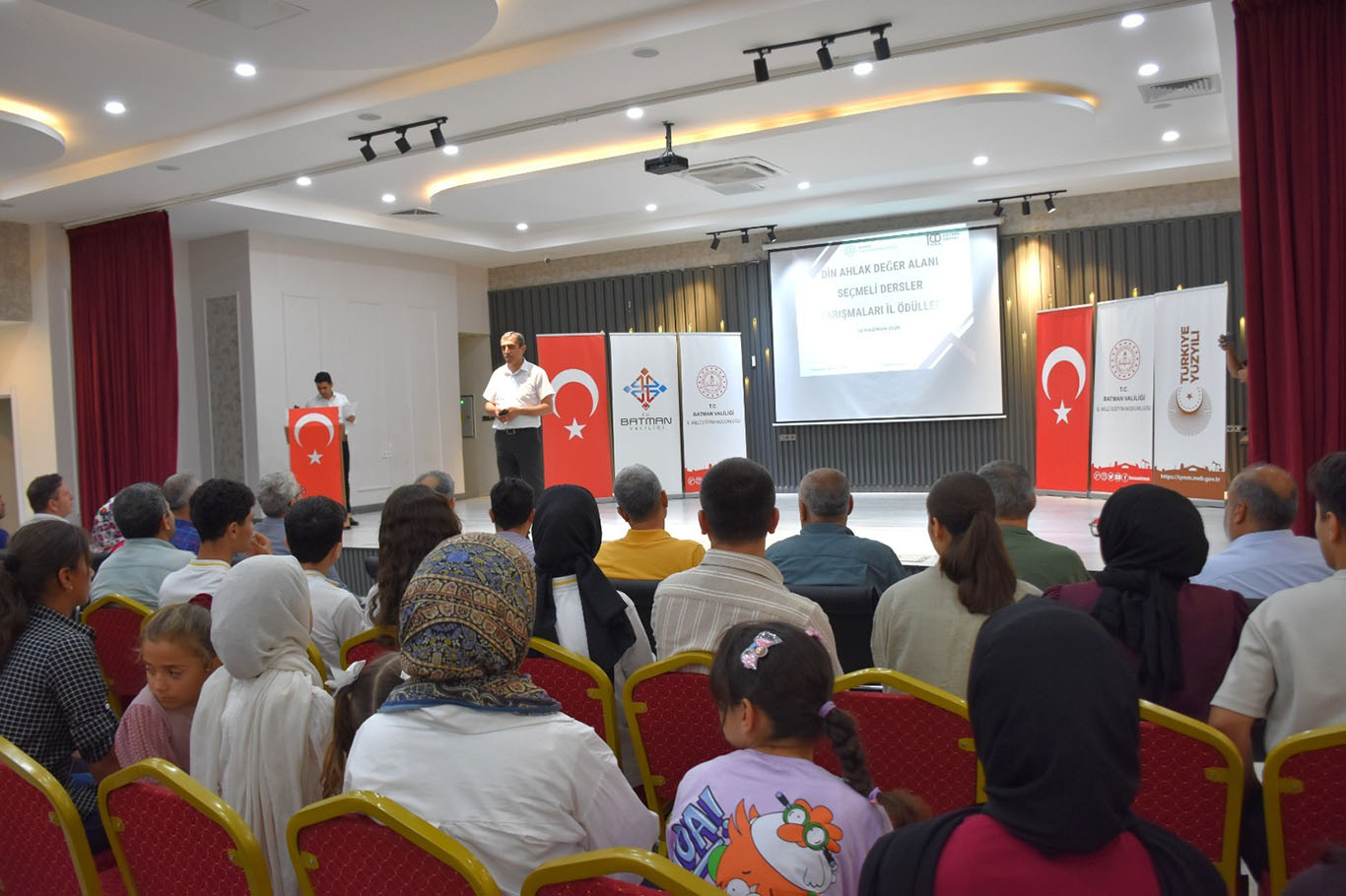 Din, ahlak ve değer yarışmalarında başarılı öğrenciler ödüllendirildi