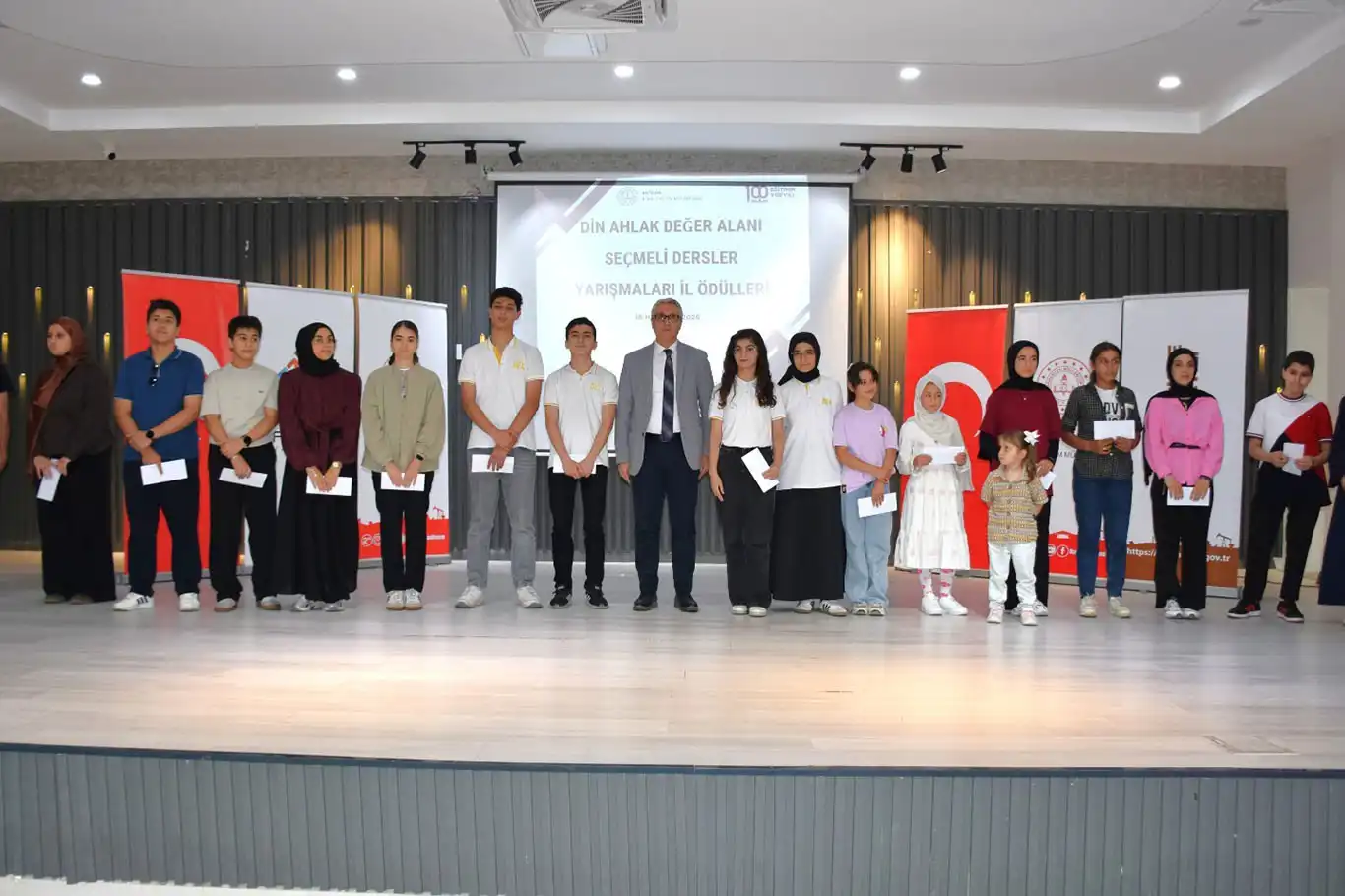 Din, ahlak ve değer yarışmalarında başarılı öğrenciler ödüllendirildi