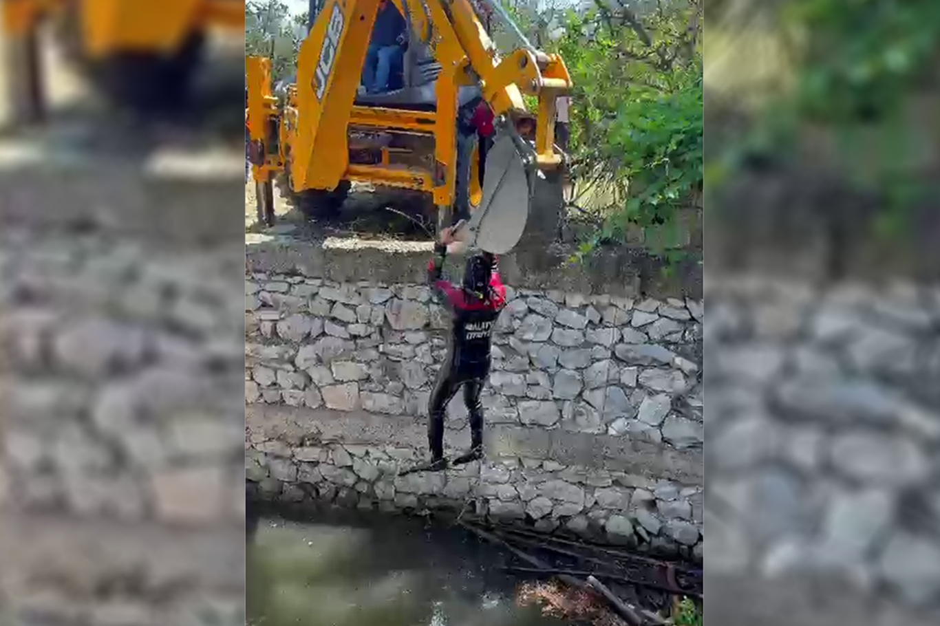Malatya'da sulama havuzuna düşen gebe inek 2 saatlik çalışmayla kurtarıldı