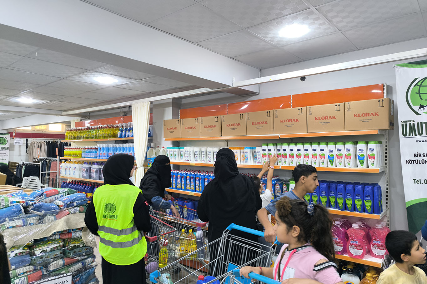 Şanlıurfa Umut Kervan’ından yüzlerce aileye sosyal market desteği