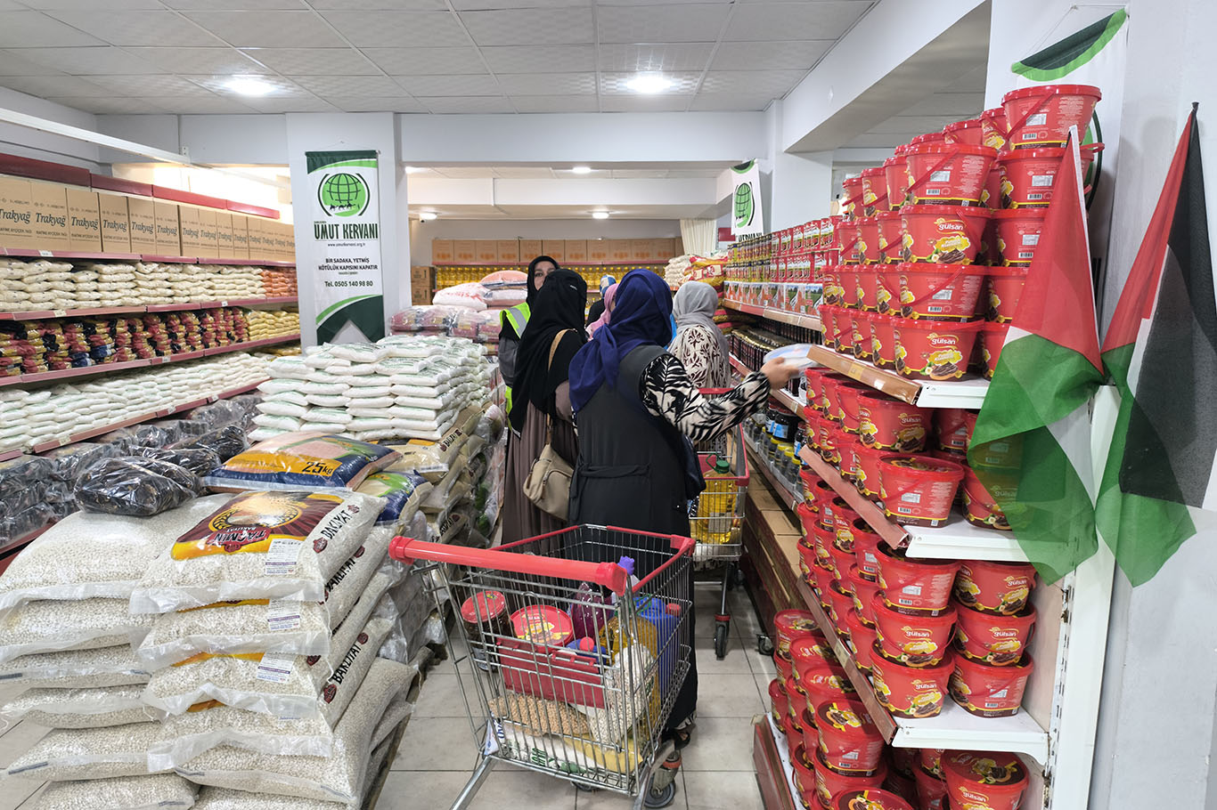 Li Rihayê bi sedan malbat ji Karwana Hêvîyê piştgiriya bazara civakî wergirtin