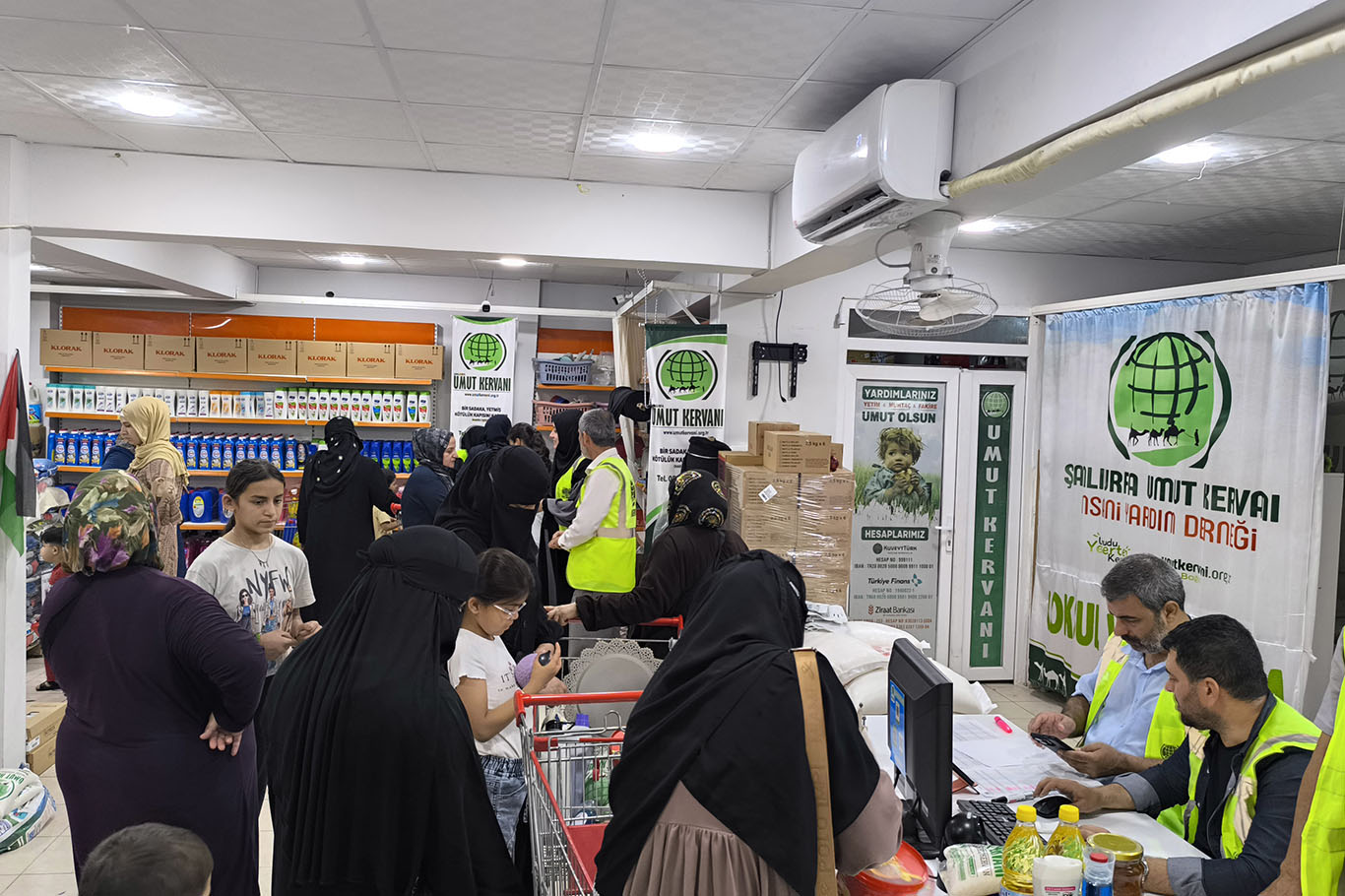 Li Rihayê bi sedan malbat ji Karwana Hêvîyê piştgiriya bazara civakî wergirtin