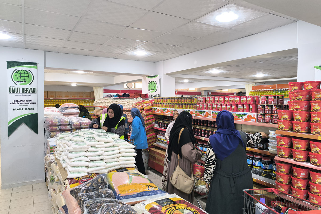 Li Rihayê bi sedan malbat ji Karwana Hêvîyê piştgiriya bazara civakî wergirtin